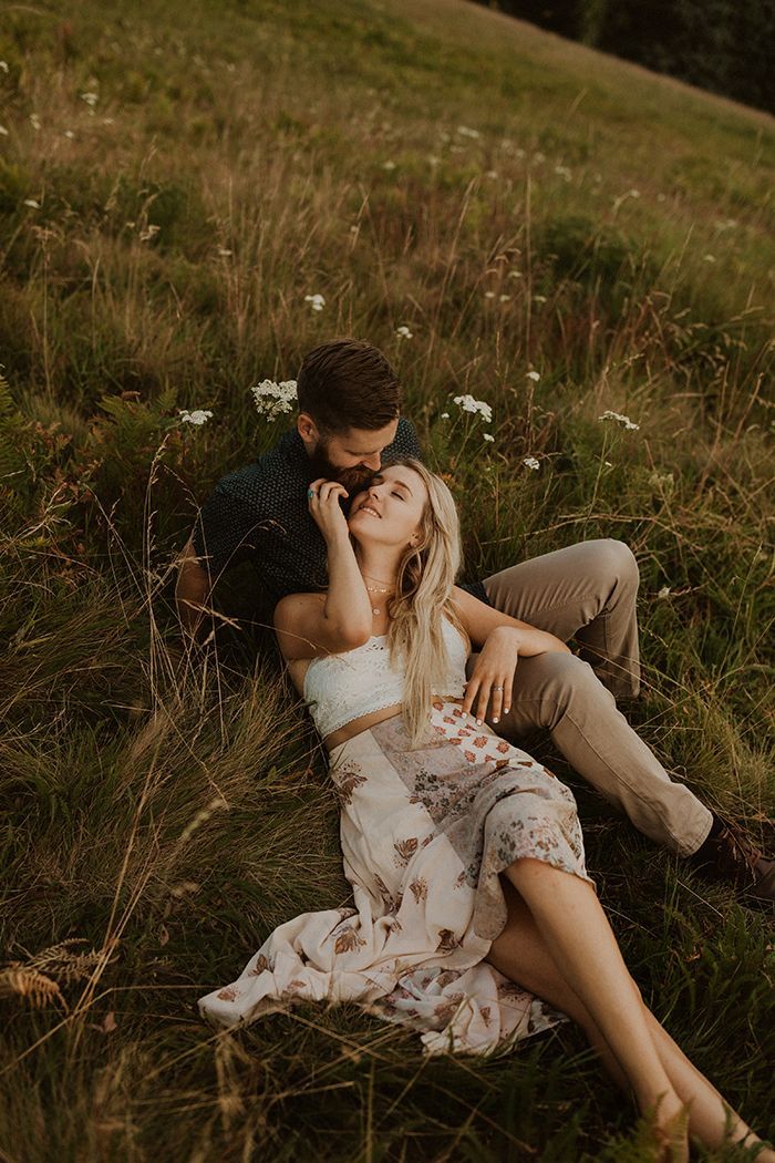 15 Dreamy Spring Engagement Photo Outfit Ideas