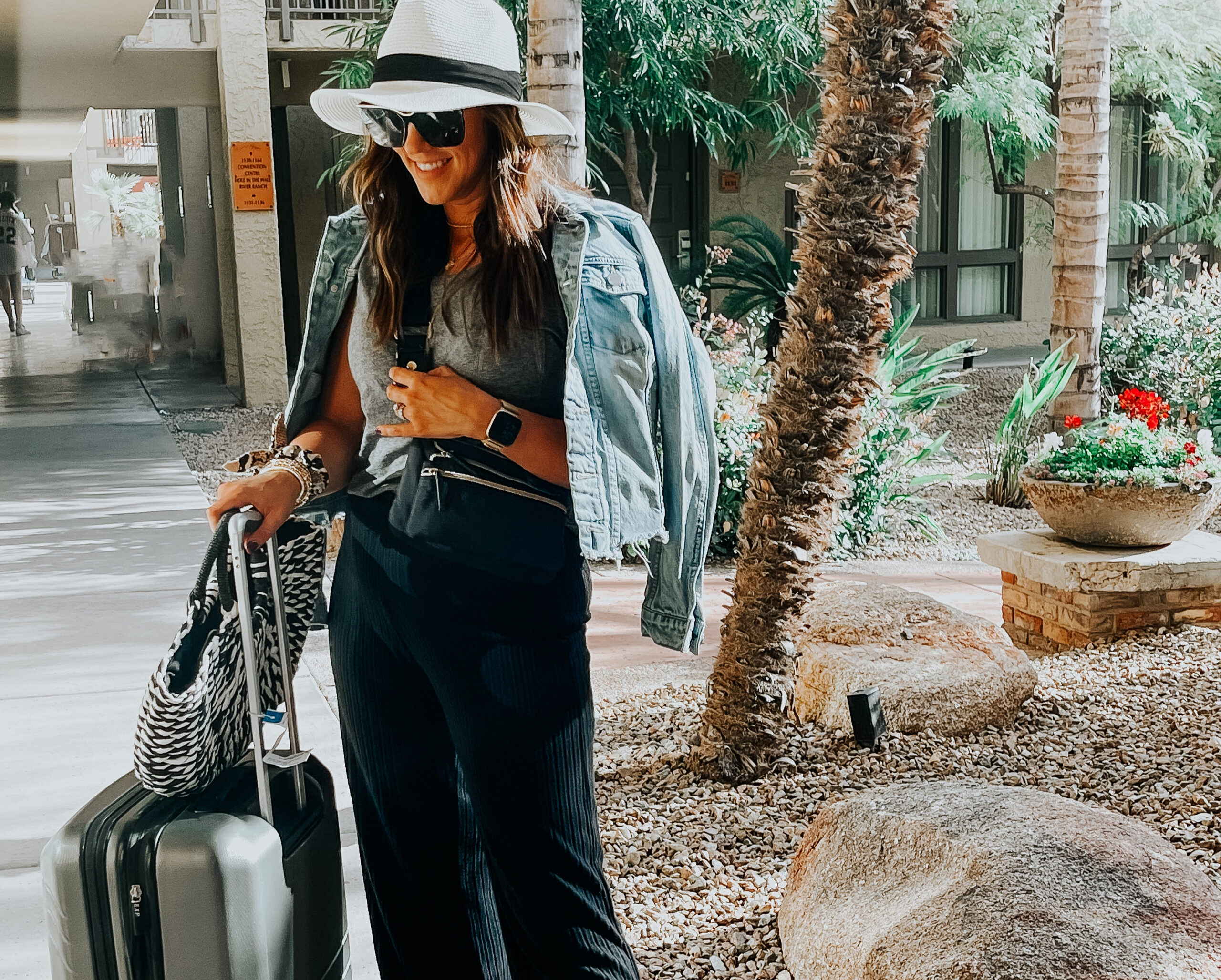 Fall Travel Outfits for Women That Pack Light & Look Chic