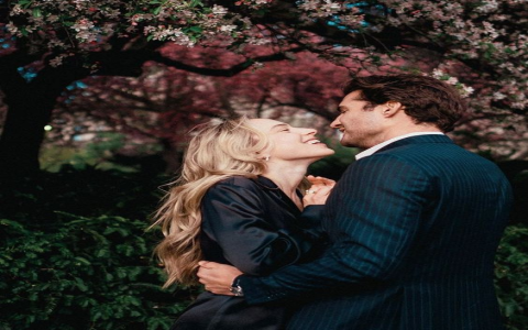 15 Dreamy Spring Engagement Photo Outfit Ideas