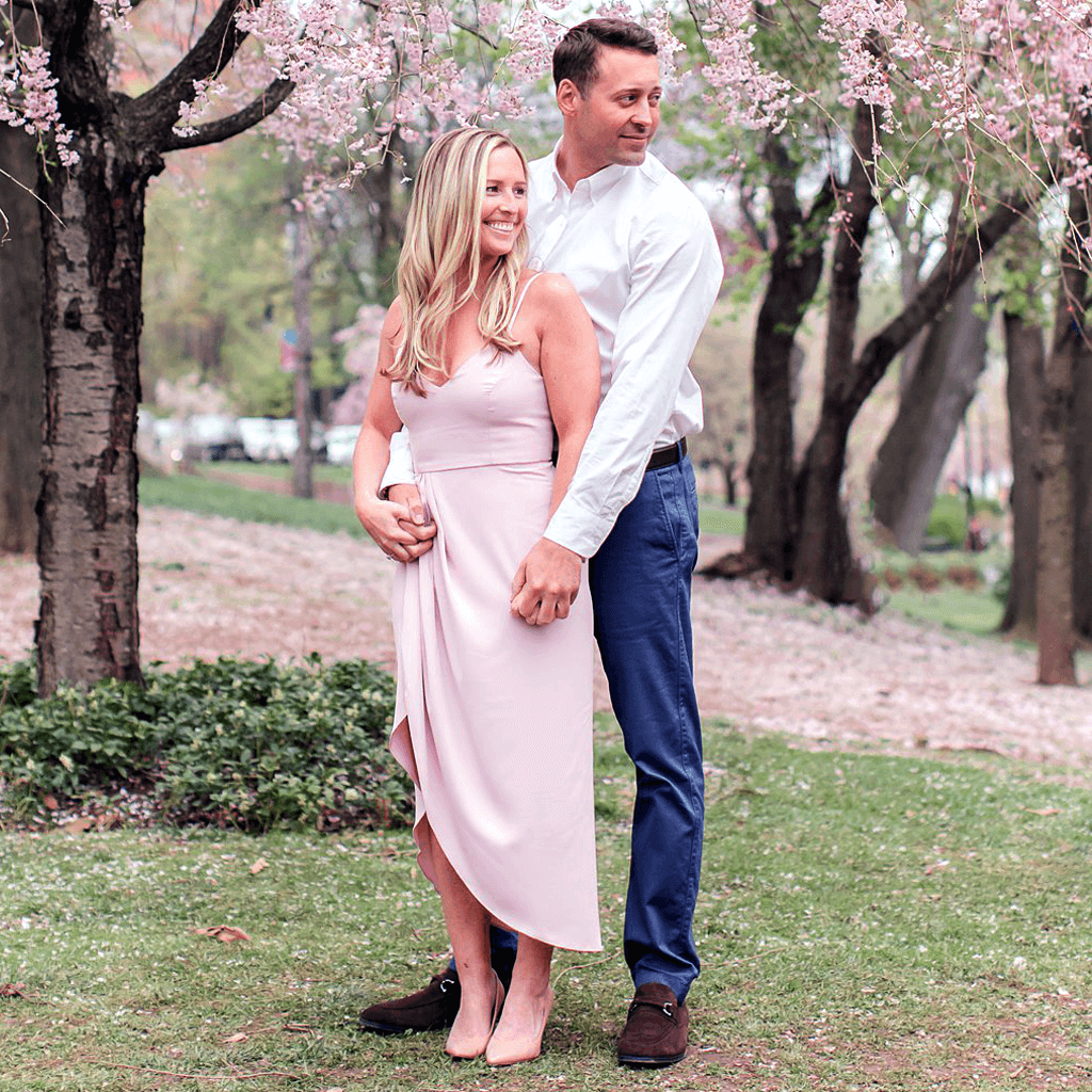 15 Dreamy Spring Engagement Photo Outfit Ideas