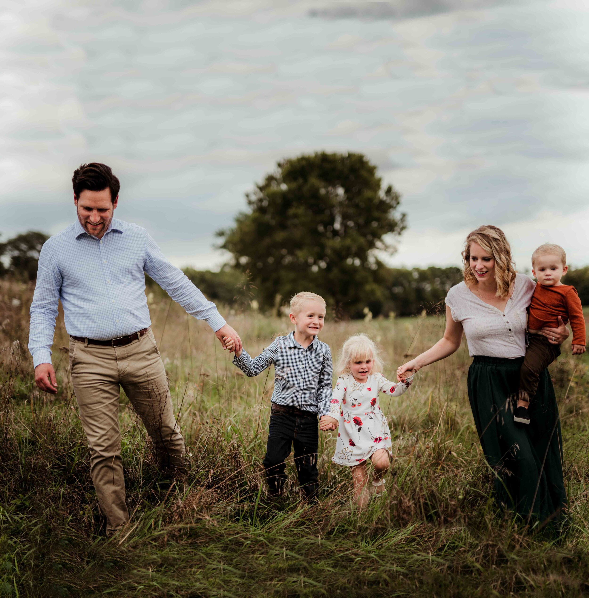 15 Stunning Fall Family Portrait Outfit Ideas + Tips