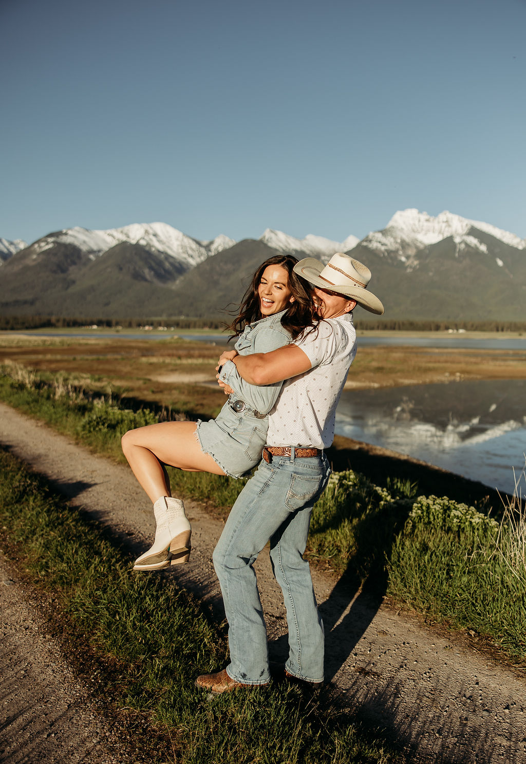 15 Dreamy Spring Engagement Photo Outfit Ideas
