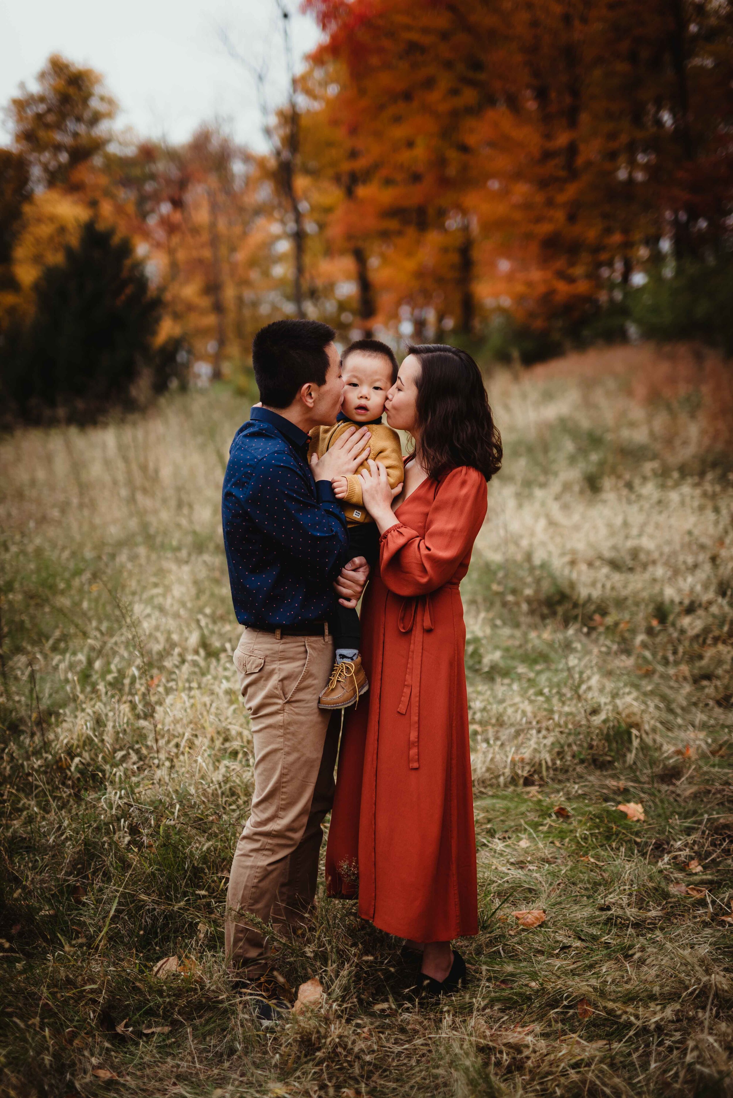 15 Stunning Fall Family Portrait Outfit Ideas + Tips
