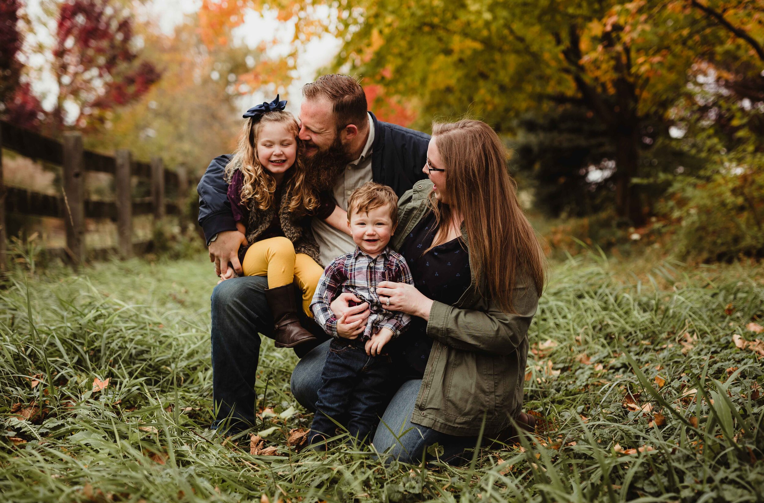 15 Stunning Fall Family Portrait Outfit Ideas + Tips