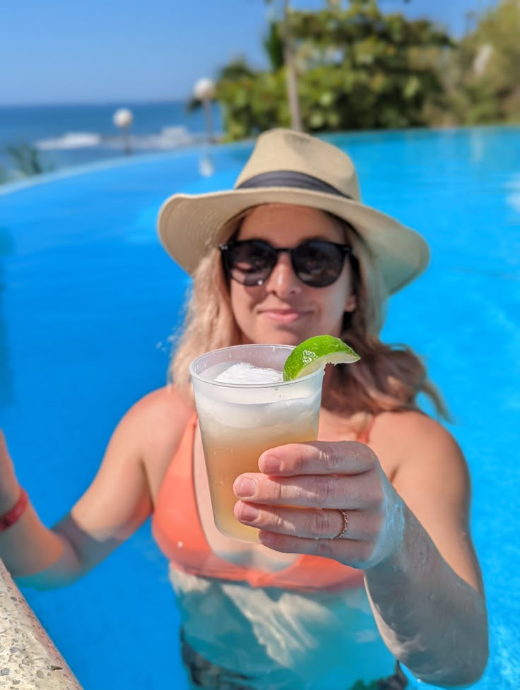 Low Calorie Drinks at All Inclusive Resorts: Best Poolside Cocktails & Healthy Choices