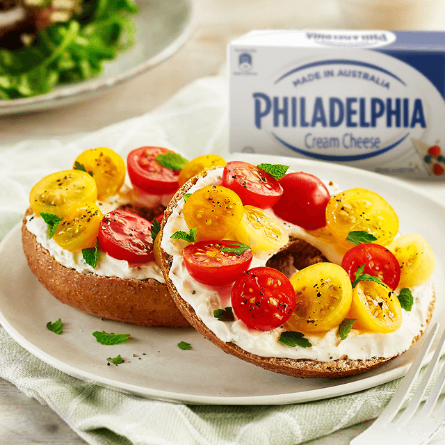 How to Make the Best Bagel With Cream Cheese and Tomato at Home