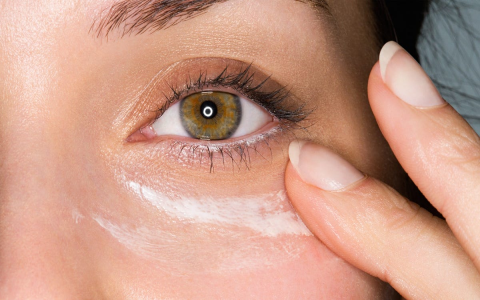 Eye Serum vs Cream: What’s Best for Dark Circles & Puffiness?