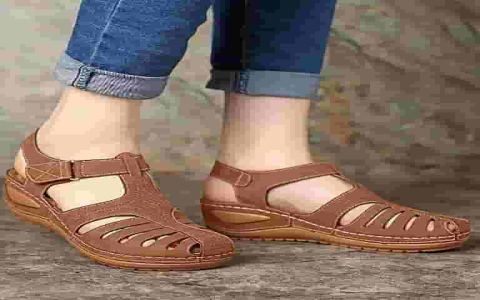 Nude Leather Sandals with Cushioned Footbed for Summer Style