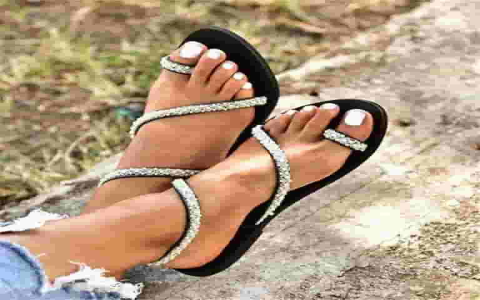 Flat Strappy Sandals: Stylish Picks for Every Summer Look
