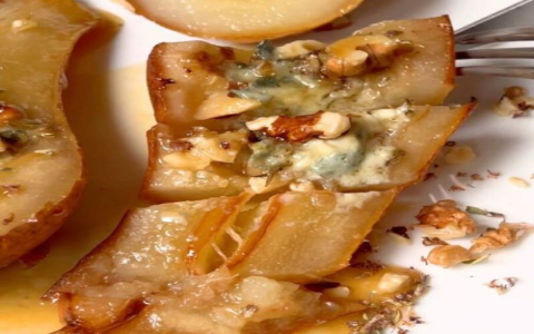 Easy Baked Pears with Berries, Honey, Walnuts & Blue Cheese: A Simply Delicious Treat You’ll Love