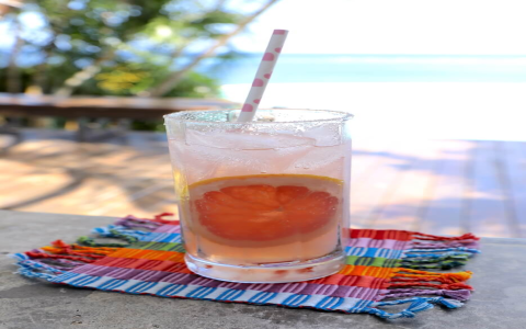 Low Calorie Drinks at All Inclusive Resorts: Best Poolside Cocktails & Healthy Choices