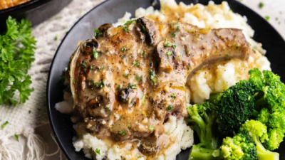 Juicy Pork Chops with Peppers and Onions – Ready in 30 Mins