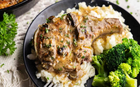 Juicy Pork Chops with Peppers and Onions – Ready in 30 Mins