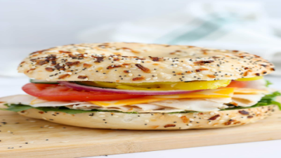 How to Make the Best Bagel With Cream Cheese and Tomato at Home
