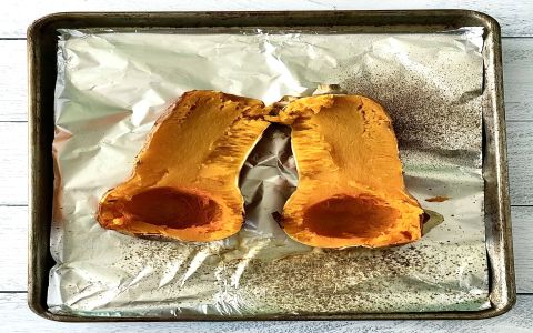 Perfect smoky flavor: Acorn squash on the grill in foil with olive oil and brown sugar