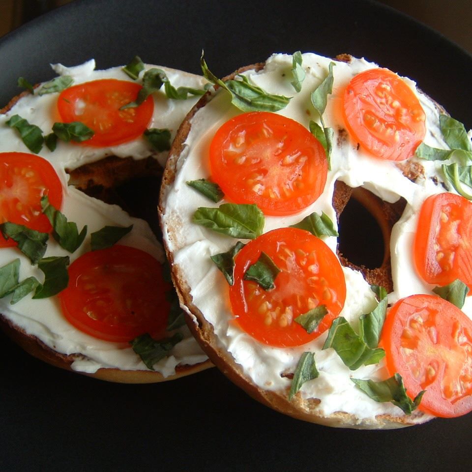 How to Make the Best Bagel With Cream Cheese and Tomato at Home