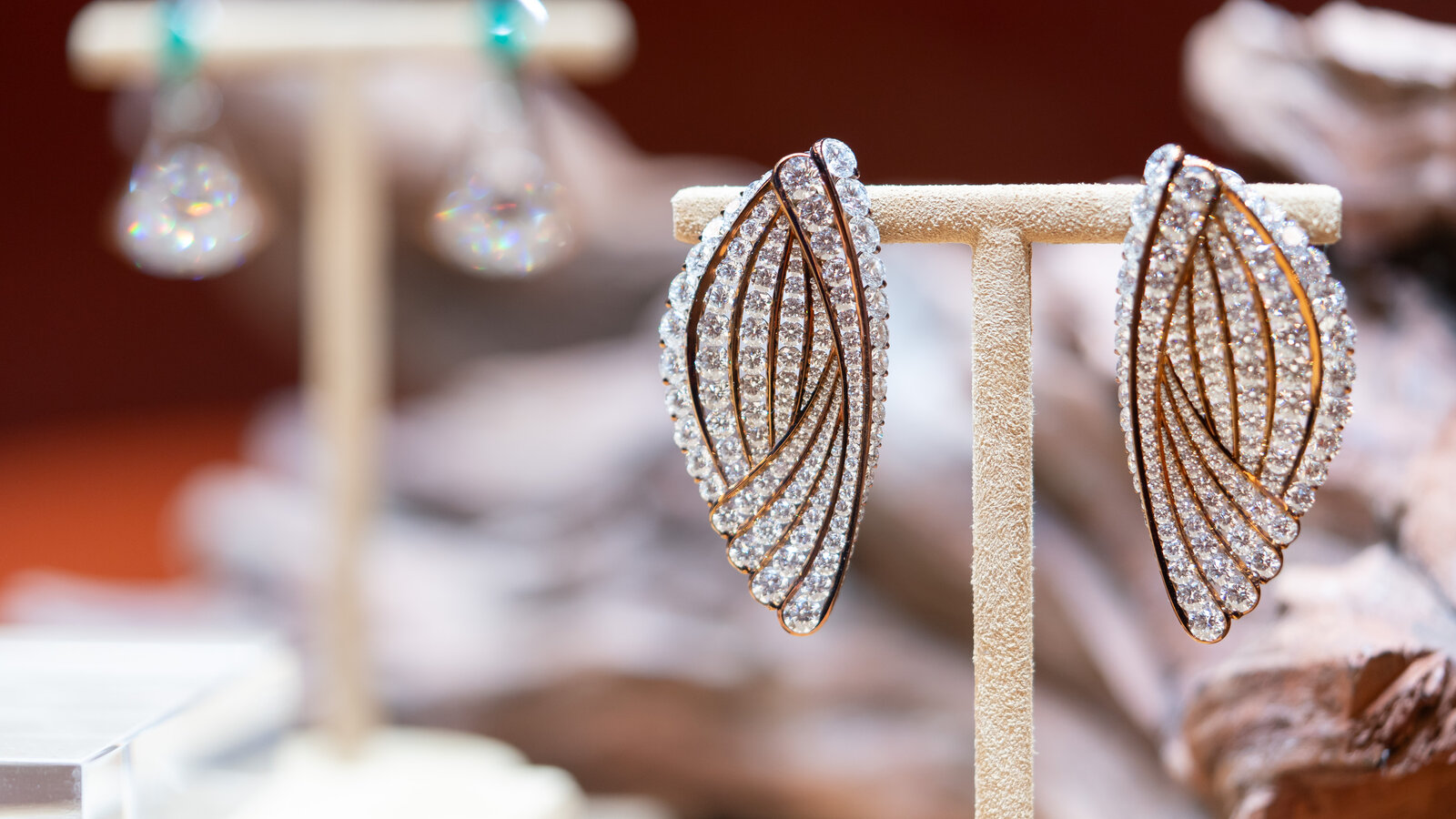 Jewellery Review: Discover Unique Gemstone Trends & Craftsmanship