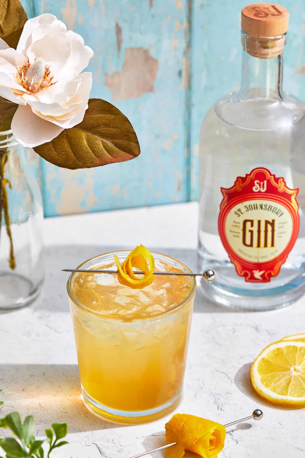 How to Make the Perfect Gin and Elderflower Liqueur Cocktail