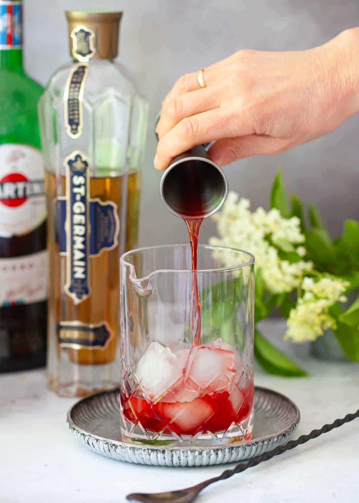 How to Make the Perfect Gin and Elderflower Liqueur Cocktail