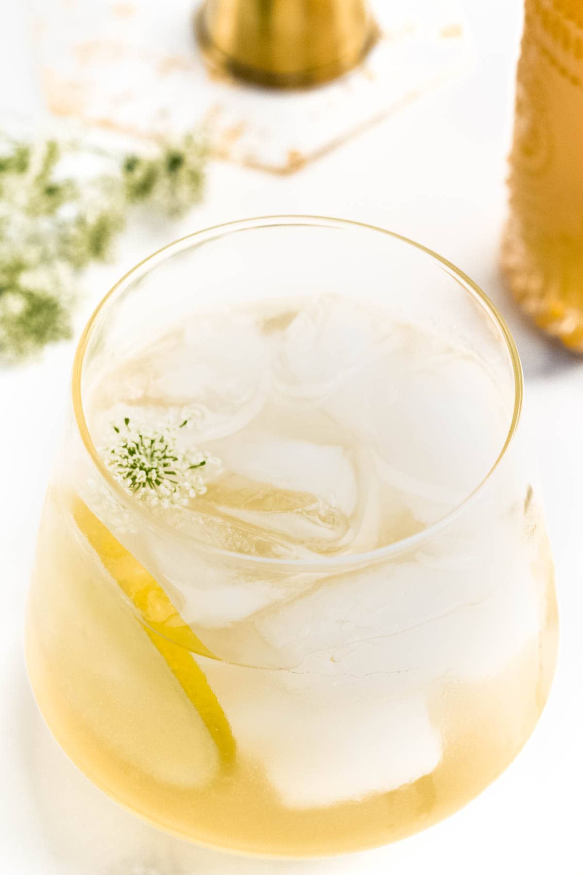 How to Make the Perfect Gin and Elderflower Liqueur Cocktail