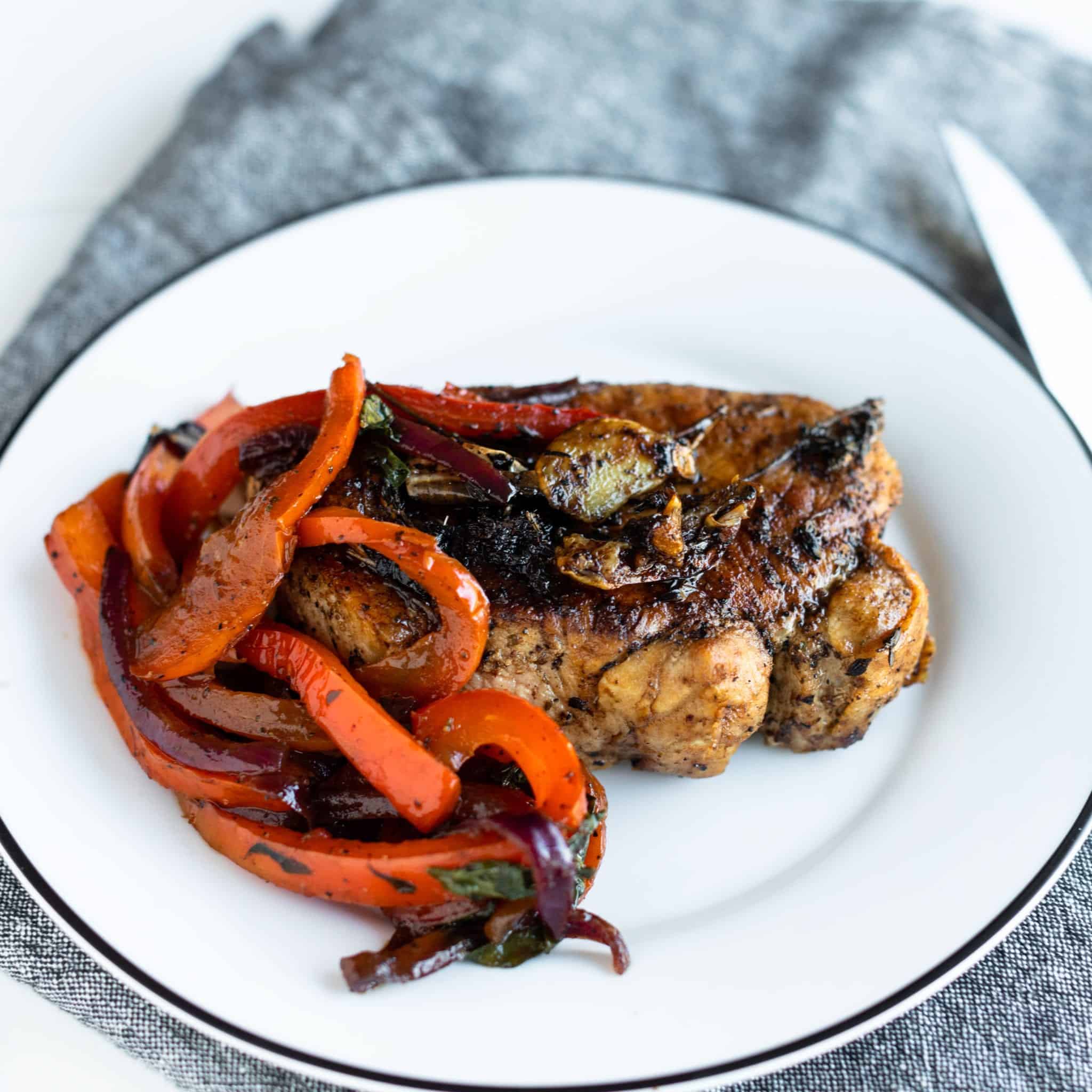 Juicy Pork Chops with Peppers and Onions – Ready in 30 Mins