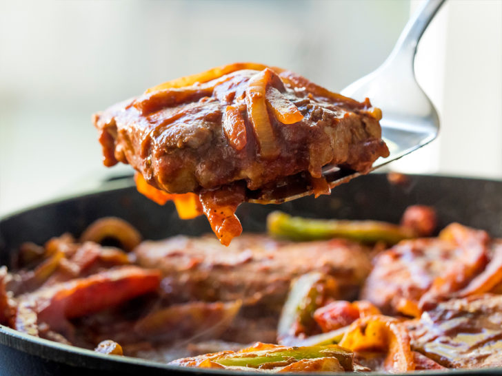 Juicy Pork Chops with Peppers and Onions – Ready in 30 Mins