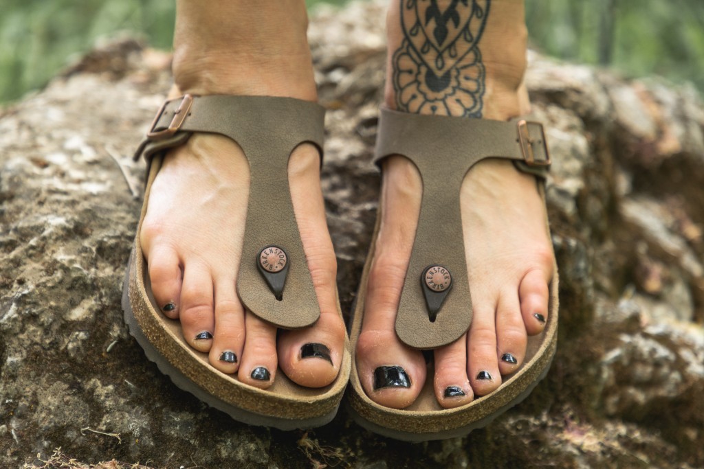 Best Footbed Thong Sandals for All-Day Comfort & Style