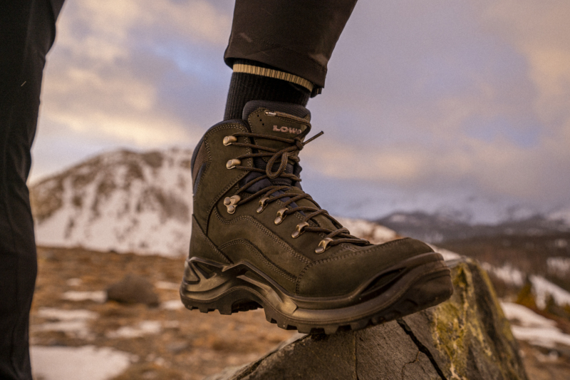 7 Best Walking Winter Shoes to Keep You Warm & Cozy: The Ultimate 2025 Guide