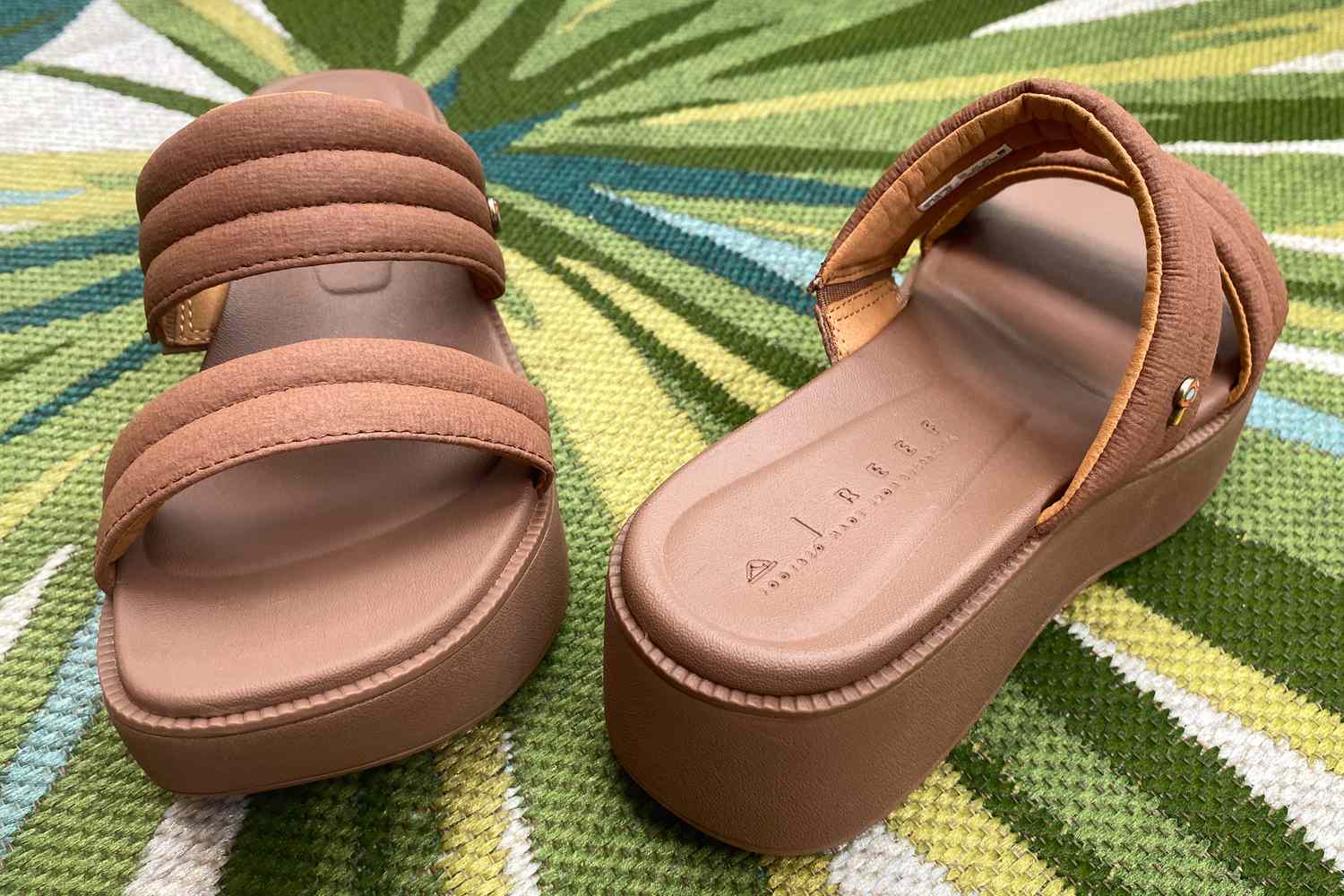 Best Footbed Thong Sandals for All-Day Comfort & Style