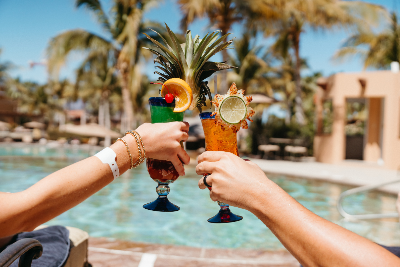 Low Calorie Drinks at All Inclusive Resorts: Best Poolside Cocktails & Healthy Choices