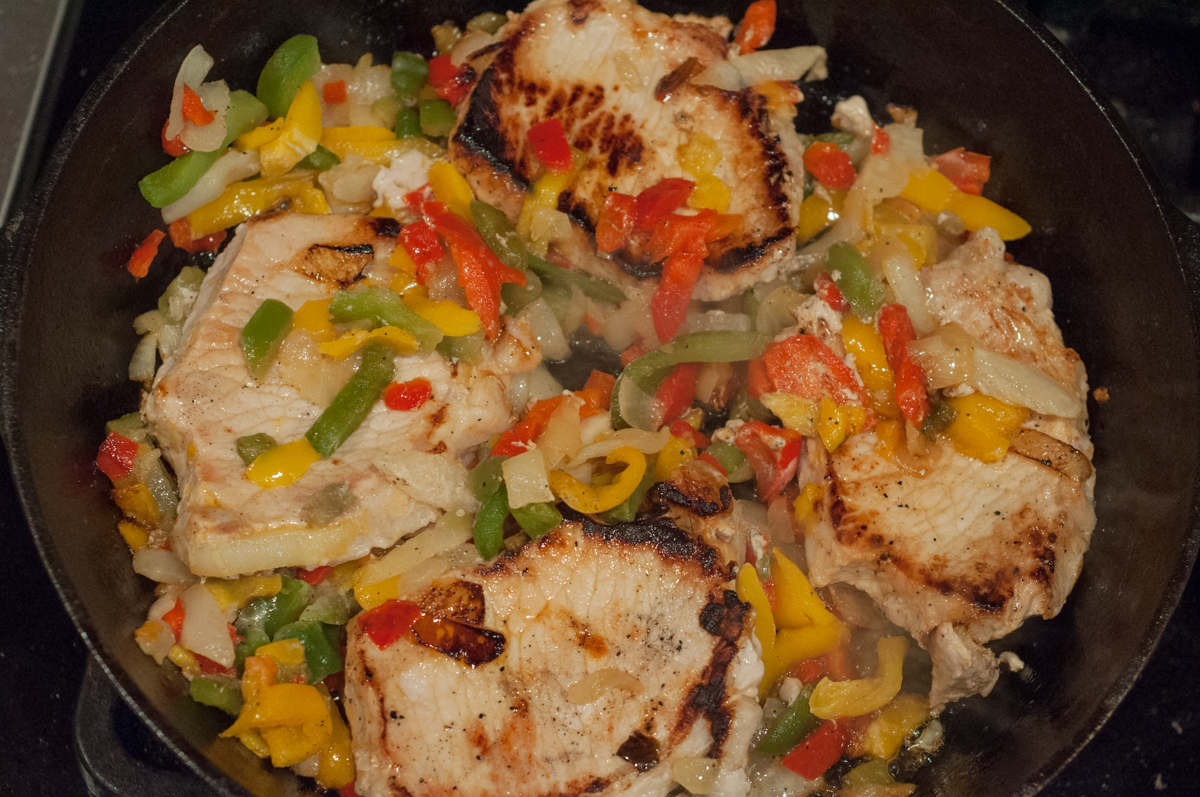 Juicy Pork Chops with Peppers and Onions – Ready in 30 Mins
