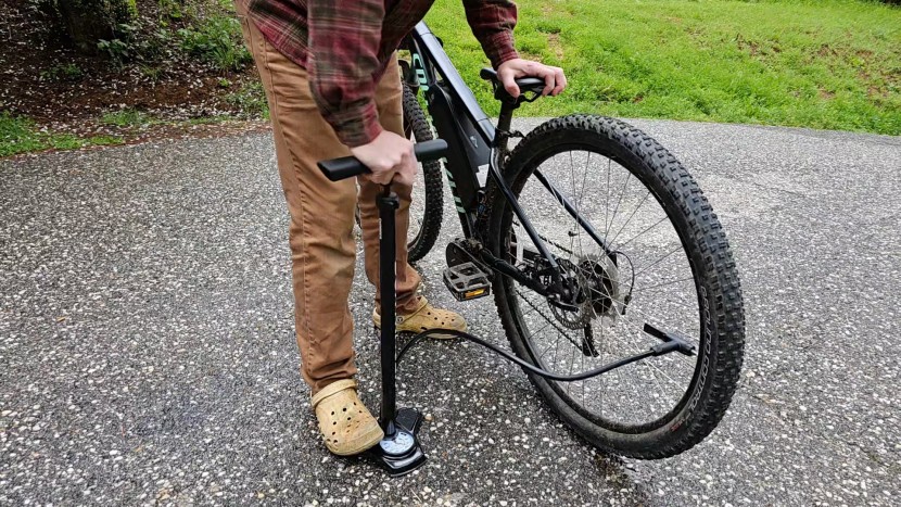 Best Floor Pump Review 2025: Top Picks for Every Rider