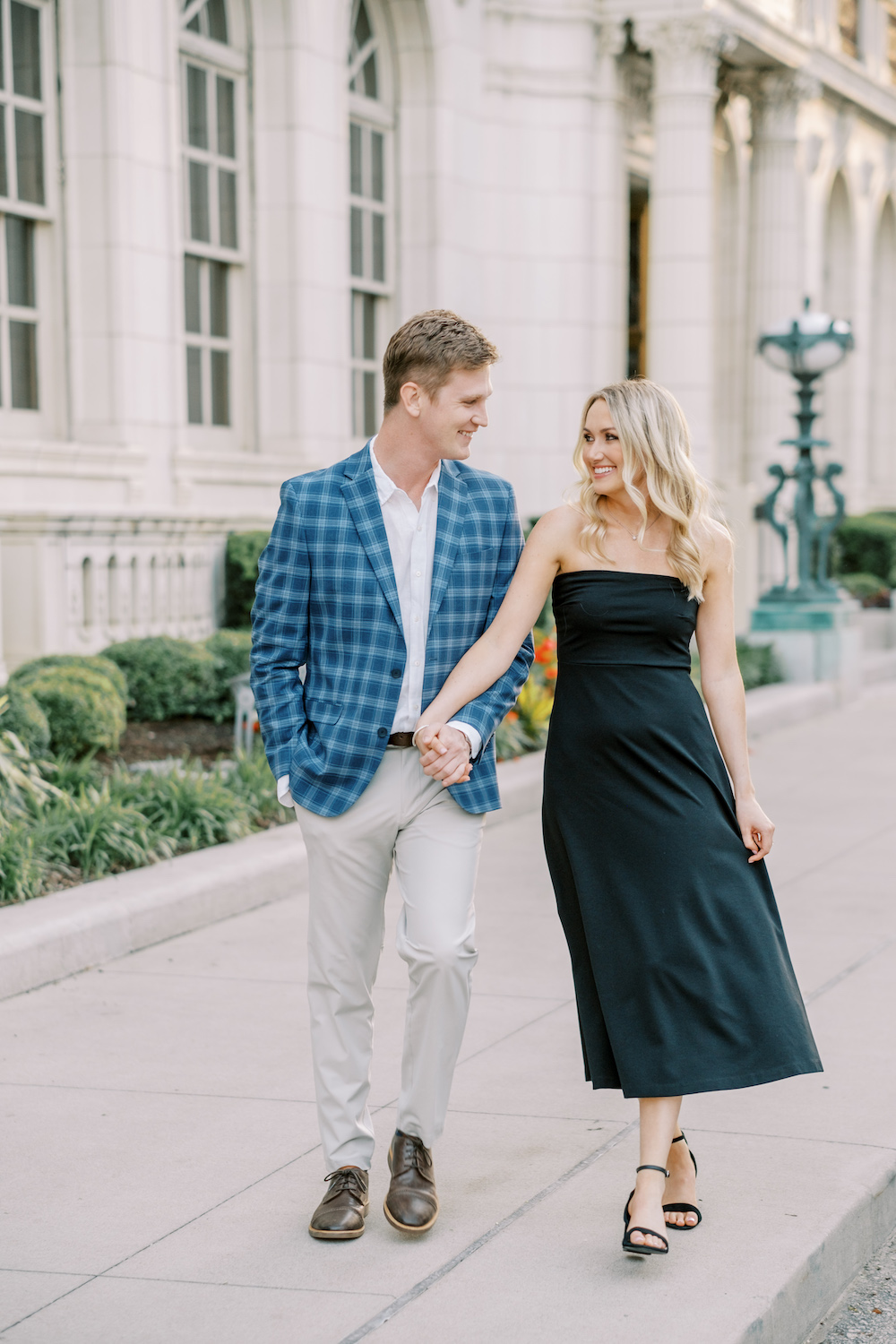 Stylish Spring Engagement Photo Outfit Ideas That Pop