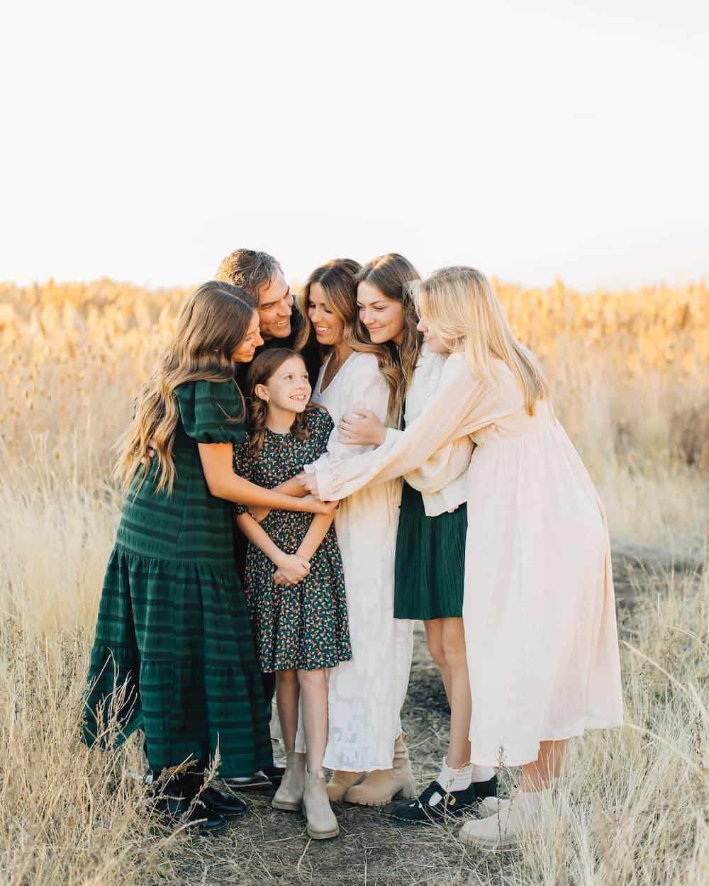 25 Stunning Fall Family Portrait Outfit Ideas That Wow